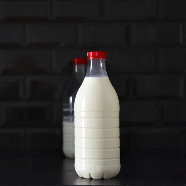 Plastikmilchflasche Auf Schwarzem Hintergrund — Stockfoto