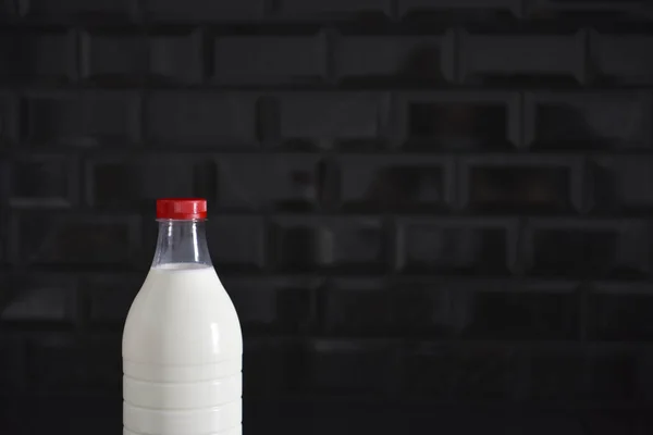 Botella Leche Plástico Sobre Fondo Negro —  Fotos de Stock