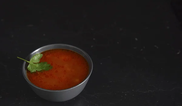 Färsk Tomat Soppa Med Grönt Svart Bakgrund — Stockfoto