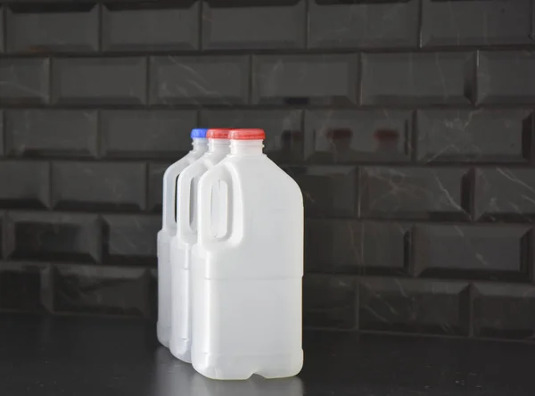 Puste Plastikowe Butelki Białymi Wieczkami Czarnym Tle — Zdjęcie stockowe