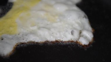 Kızarmış yumurta tavada kızartılır ve haşlanmış sebze yağı kabarcıkları ile birlikte.