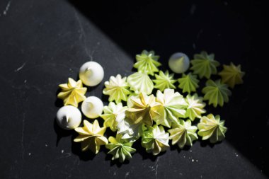 Siyah arkaplanda şekerli sufle