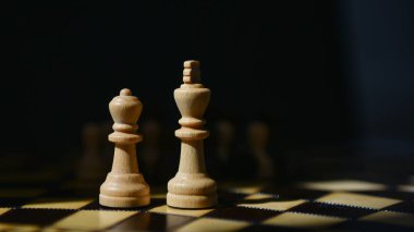 Tahtadaki satranç taşları Kraliçe 'nin kendi meydanında değil.