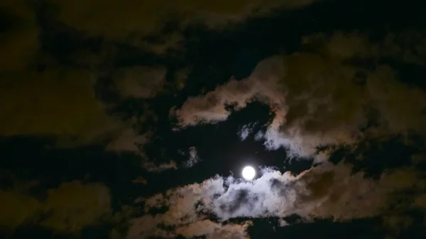 夜空の雲の中から月が輝き — ストック写真