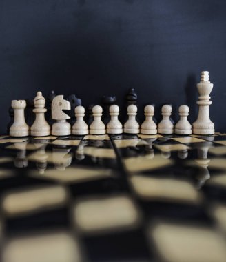 Satranç tahtasındaki satranç dökülen suya yansır.