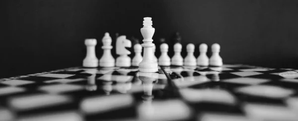 Шахи Шахівниці Відображені Розлитій Воді Чорно Біла — стокове фото