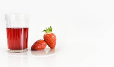 Beyaz arka planda kırmızı meyve suyu olan taze çilek bardağı.