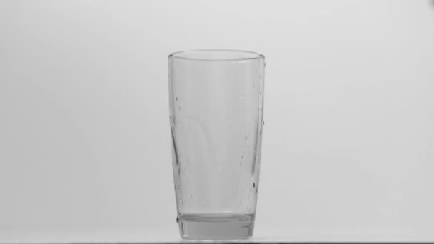 Helder Transparant Water Stroomt Van Bovenaf Het Glas — Stockvideo