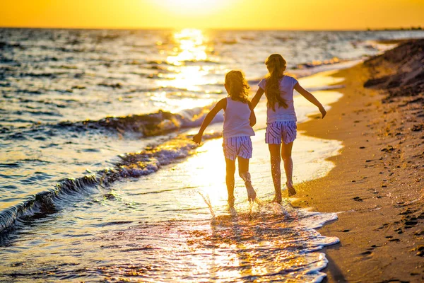 Les Enfants Courent Sur Sable Sur Plage Coucher Soleil — Photo