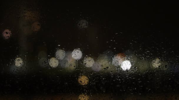 Gotas Lluvia Gotean Por Cristal Ventana Contra Las Luces Parpadeantes — Vídeos de Stock