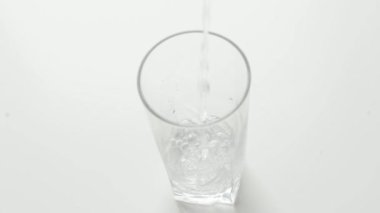  yeşil şişe ve temiz bir bardak su.