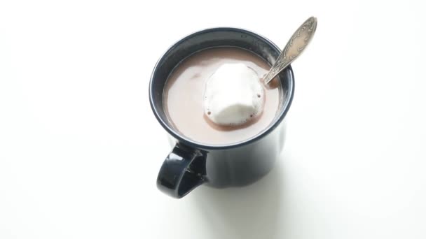 Cacau Com Marshmallow Uma Taça Azul — Vídeo de Stock