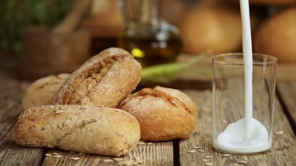 Frühstück Mit Brötchen Und Milch Der Rustikalen Küche — Stockvideo