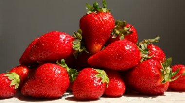 Gri arka plan üzerinde kopya alanı ile üç çilek toplama el