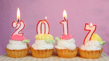 Mutlu yeni 2017 yıl pembe bir arka plan ile kek mum ile