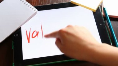 Sevgililer günü. Eller tablet beyaz zemin üzerine yazma