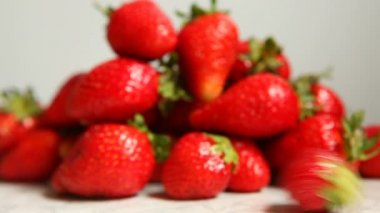 Çilek Çilek avuç bulanık arka plan önünde rulo