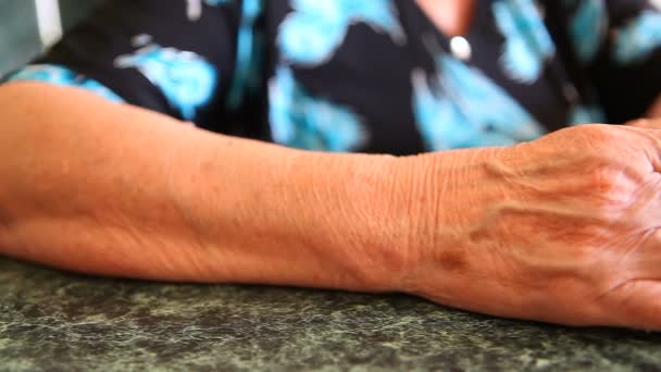 Ouderdom vrouw handen. — Stockvideo