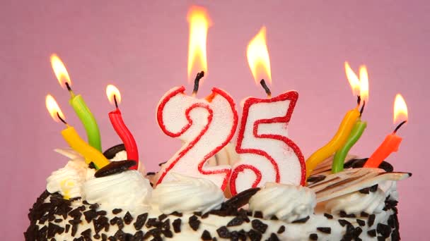 Anniversario di compleanno 25 anni con torta e candele su sfondo rosa — Video Stock