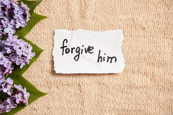 Vergebt ihm, Vergebungskonzept auf schönem Hintergrund mit Blumen — Stockfoto