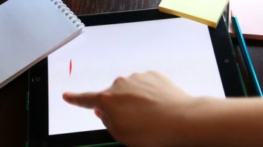 Seviyorum. Tablet beyaz arka plan üzerinde yazılı.