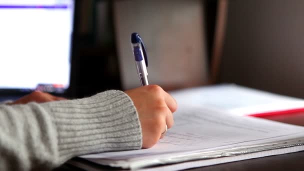 손으로 쓰기, 확인 하 고 서명 문서 또는 공부 하는 학생 — 비디오