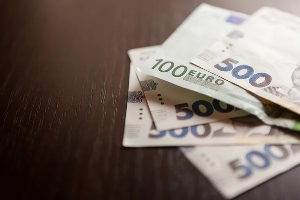 Ukraynalı hryvnias ve bir para birimi döviz kavram olarak 100 euro