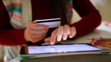 Online alışveriş kredi kartı ile satın alma kadın