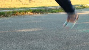 Kız parkta ip atlama