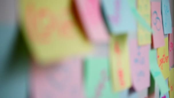 Klibbiga papper självhäftande märka på väggen, med känslor eller förhållande, kärlek koncept — Stockvideo