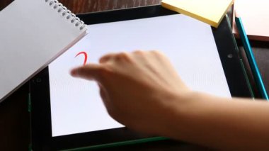 Satılık, beyaz arka plan üzerinde kelimeyi yazmaya elleri