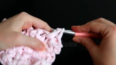 Pembe tişört iplik-spagetti ile tığ işi