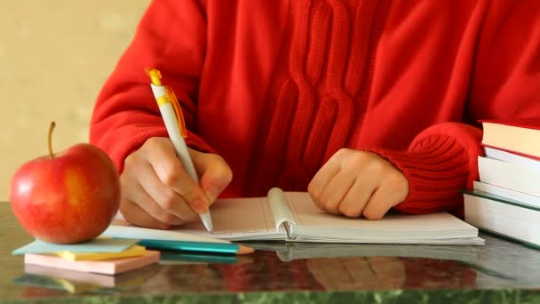 Estudiante Escribe Cuaderno Escritorio Con Libros Manzana Como Concepto Educación — Vídeo de stock