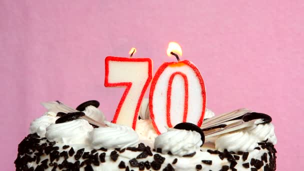 Buon compleanno 70 con torta e candele su sfondo rosa — Video Stock