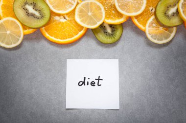 Diyet - gri arka plan üzerinde meyve ile kelime