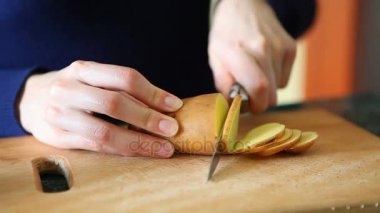 Ahşap tahta üzerinde kesme patates