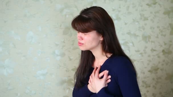 Sintomas de dor de cabeça com mulher jovem — Vídeo de Stock