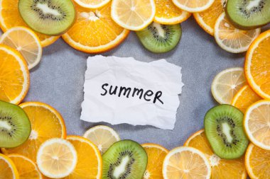 Yaz - gri arka plan üzerinde tropikal meyve ile kelime