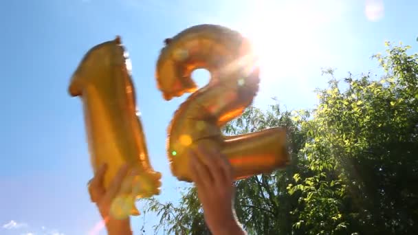 Feliz 12 cumpleaños con globos de aire y sol en el fondo de la naturaleza — Vídeos de Stock