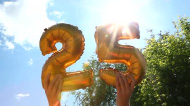 Kutlu olsun 25, sayı hava balonları holding eller
