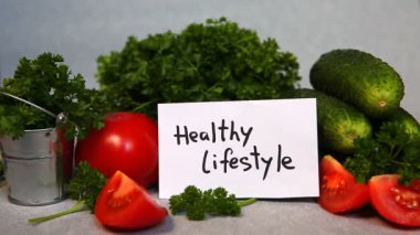 Sağlıklı yaşam konsepti, el sebze alır.