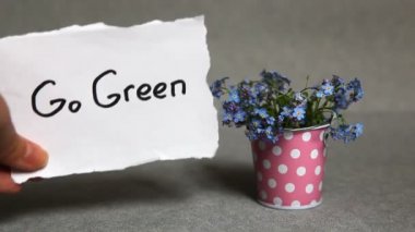 Yeşil kavramı, mavi çiçekler Word'le gidelim