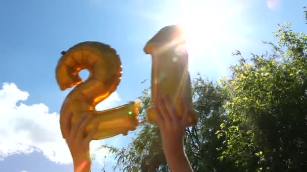 Alles Gute zum 21. Geburtstag, Hände bewegen Luftballons nach links und rechts — Stockvideo