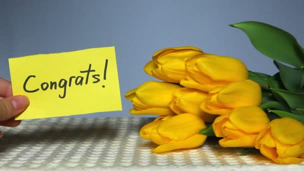 Felicidades - tarjeta con palabra y tulipanes amarillos flores — Vídeos de Stock