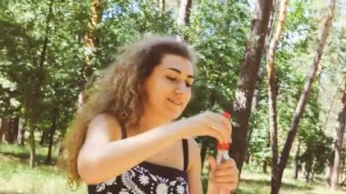 Mutlu genç kadın kabarcıklar darbeler