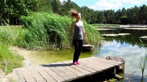 Joven mujer hacer saltos gatos, ejercicios deportivos — Vídeo de stock