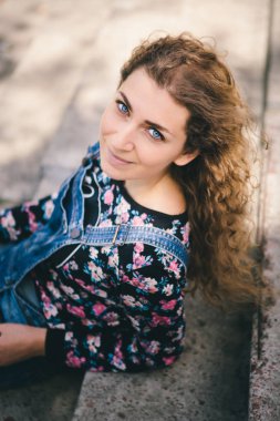 Olan kıvırcık saçlı ve mavi gözlü güzel kadın