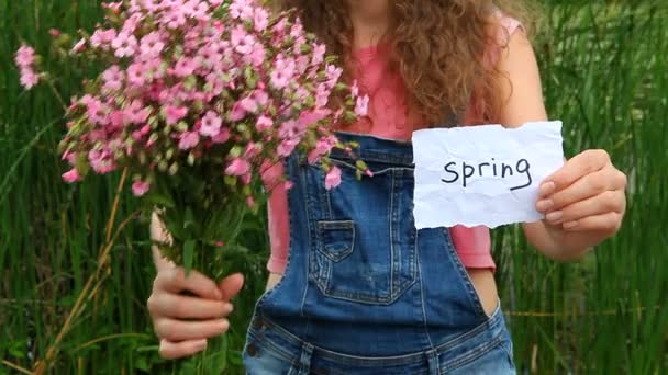 Primavera - mulher jovem com palavra e flores rosa — Vídeo de Stock