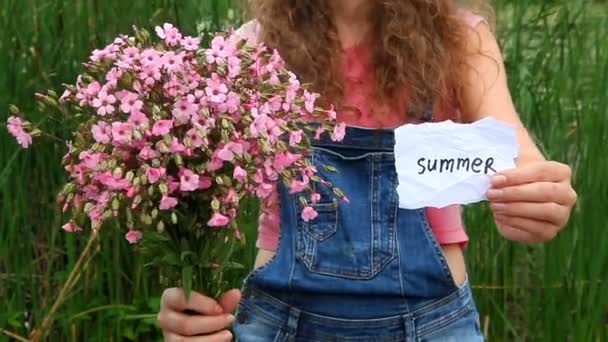 Verão - mulher jovem com palavra e flores rosa — Vídeo de Stock
