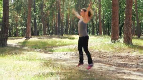 Femeia tânără face Jumping jacks, exerciții sportive — Videoclip de stoc